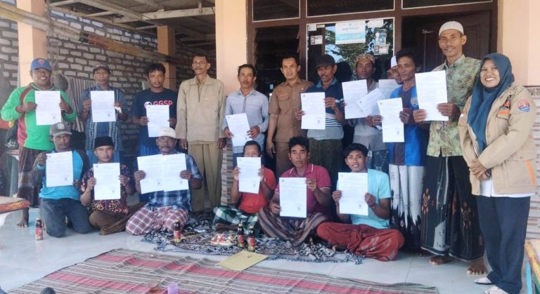 Penyerahan Pas Kecil - Dinas Perikanan Kabupaten Pamekasan