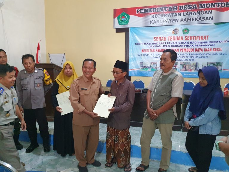 serah terima sertifikat hak atas tanah - Dinas Perikanan Pamekasan