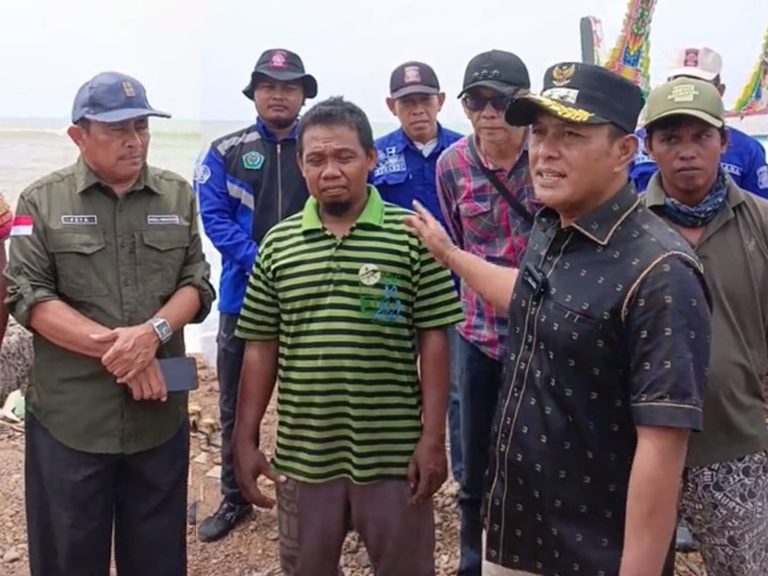 mendampingi wabup memberi bantuan nelayan kena musibah - Dinas Perikanan Pamekasan