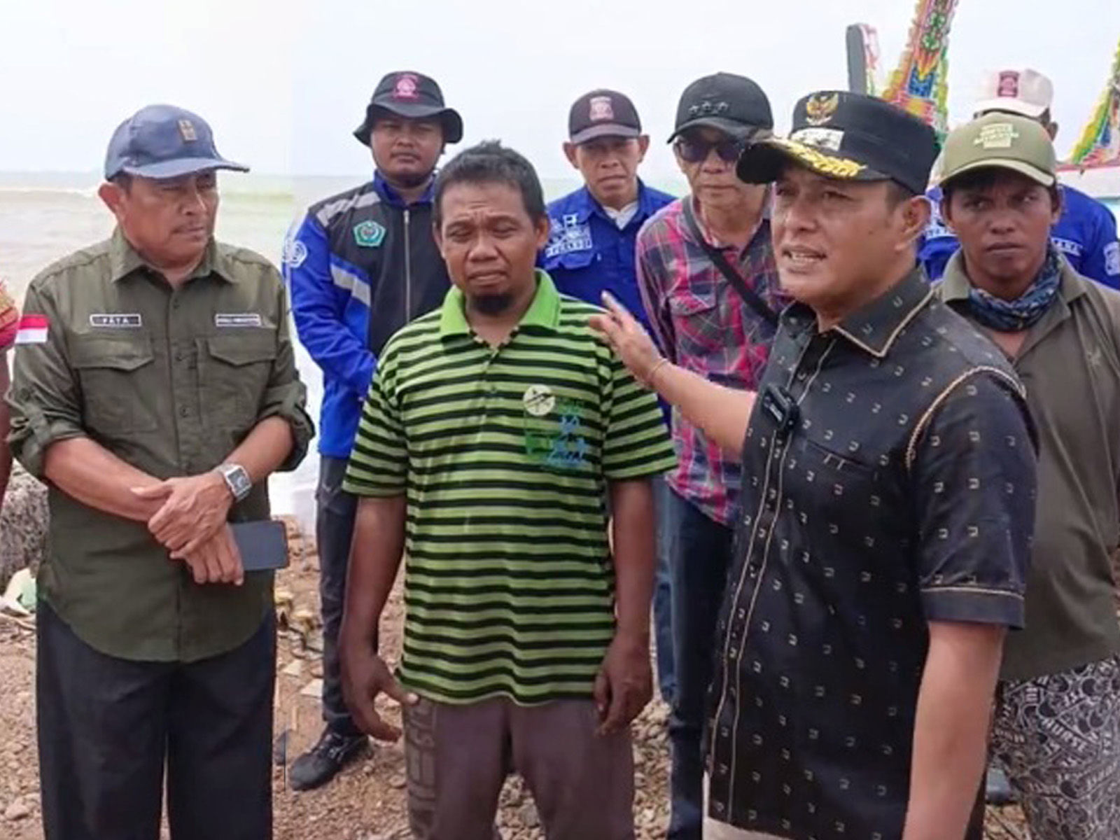 mendampingi wabup memberi bantuan nelayan kena musibah - Dinas Perikanan Pamekasan