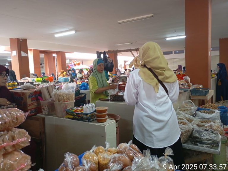 Pendataan harga dan stok ikan di pasar kolpajung - Dinas Perikanan Pamekasan