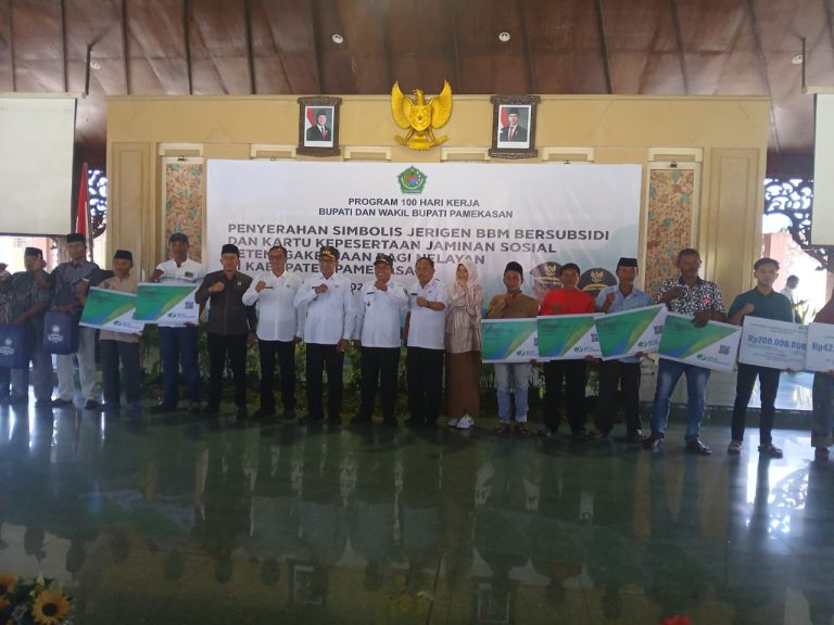 Penyerahan Jerigen dan BPJS Ketenagakerjaan - Dinas Perikanan Pamekasan
