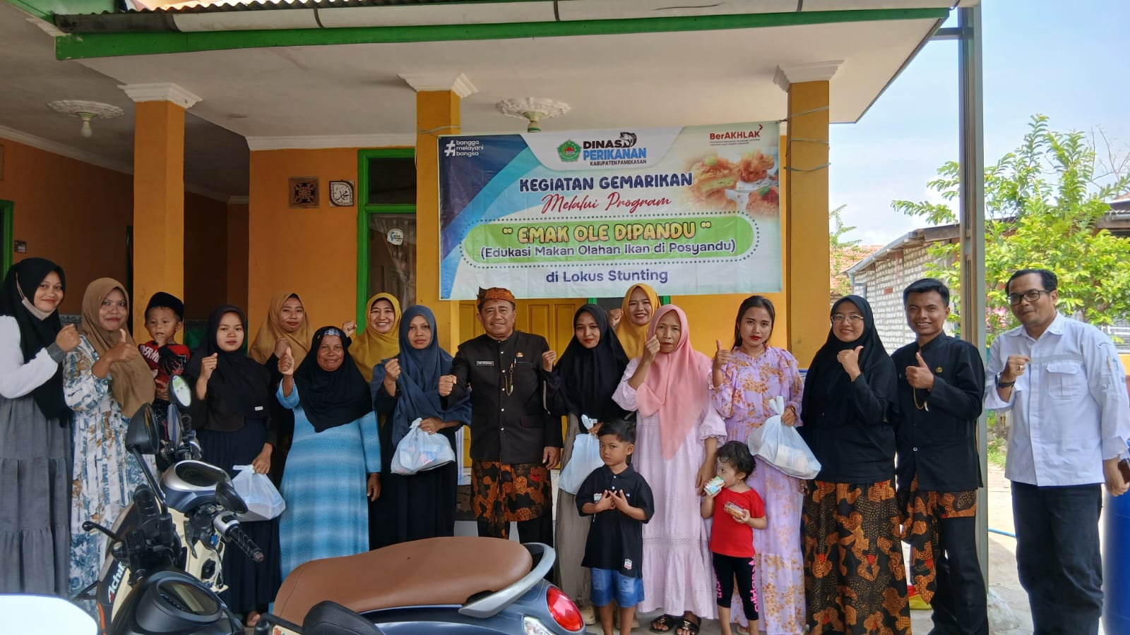 Pemberian olahan ikan - Emak Ole Dipandu - Dinas Perikanan Pamekasan