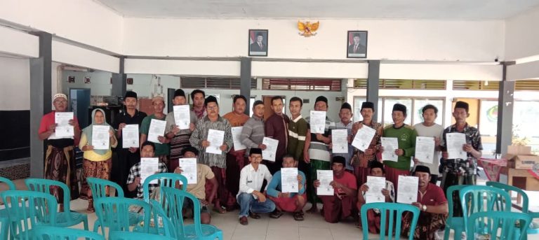 penyerahan pas kecil - Dinas Perikanan Pamekasan