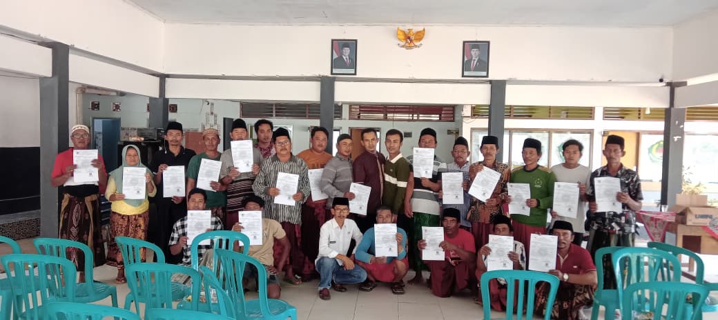 penyerahan pas kecil - Dinas Perikanan Pamekasan